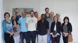 Maison des associations : deux jeunes rénovent une salle